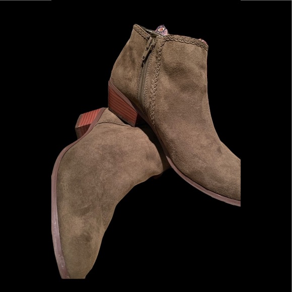 Expressions size 9 moss green bootie - Picture 2 of 7